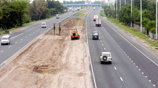 MODERN TOLL ROADS. Metro Pacific Tollways Corporation launched the country’s first application of RFID technology dubbed “EasyDrive” at the 14-km Cavitex last month and intends to implement the same along NLEX within the year. File photo by Jay Directo / AFP