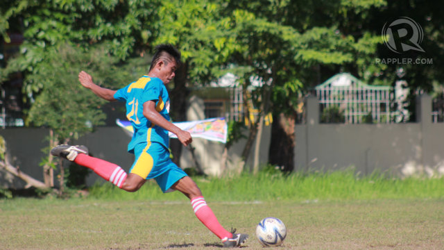 A MIMAROPA booter prepares to kick the ball against Northern Mindanao. Photo by Aki Yatco/Rappler