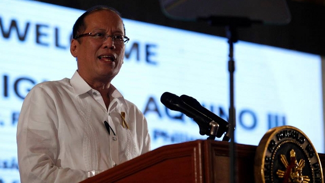 WIDER COVERAGE. President Benigno Aquino III signs a law amending the Philhealth Law to provide health insurance coverage to indigents and the informal sector. File photo by Malacañang Photo Bureau 