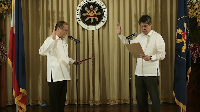 PROVIDING SUPPORT. Former senator Francis Pangilinan takes his oath as Presidential Assistant for Food Security and Agricultural Modernization. Malacañang Photo Bureau