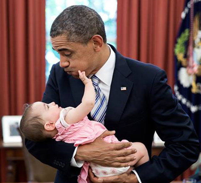 VIRAL. Photo of US President Barack Obama carrying a baby girl. Photo from the Barack Obama official Facebook page