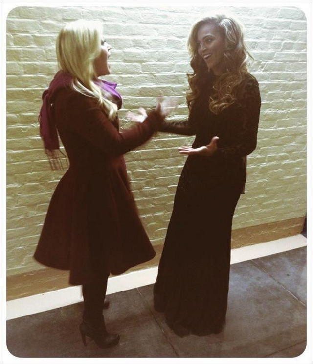 BACKSTAGE HELLOS. Kelly Clarkson and Beyonce hang out backstage during the ceremony. Photo from the Kelly Clarkson Facebook page