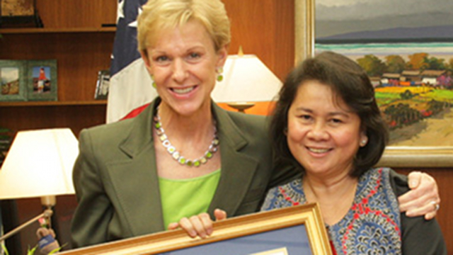 LONG-TIME PARTNER. Visayan Forum president Cecilia Flores-Oebanda (right), a long-time US partner against human trafficking, receives an award from former US Ambassador to the Philippines Kristie Kenney (left) in 2009. Photo from the US embassy website