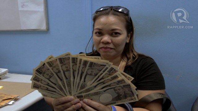 HONEST. Overseas Filipino Worker (OFW) Myrna dela Cruz returns an envelope with cash she found in the lobby of NAIA Terminal 1. Photo by Rappler/Jedwin Llobrera