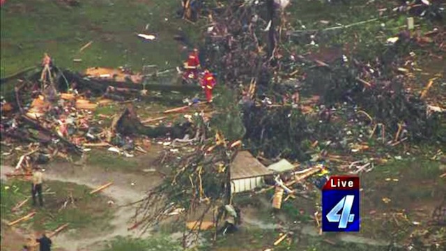 TORNADO DEVASTATION. This photograph obtained courtesy of KFOR-TV in Oklahoma City, Oklahoma shows emergency crews searching amid destruction May 19, 2013 after a tornado ripped through Twin Lakes, Oklahoma. Tornadoes damaged many areas across the West South Central US state of Oklahoma. AFP PHOTO / KFOR-TV