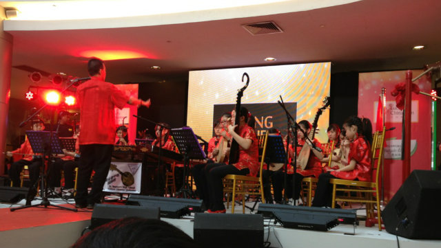 YOUNG MUSICIANS. St. Stephen High School Chinese Orchestra at the Lucky Chinatown Mall on February 9.