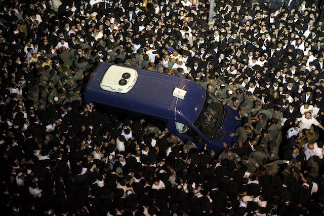 HISTORIC FUNERAL. Hundreds of thousands of Ultra Orthodox Jews escort the body of Rabbi Ovadia Yosef in a Porat Yosef Yeshiva near Mea Saarim l in Jerusalem, 07 October 2013. EPA/Abir Sultan