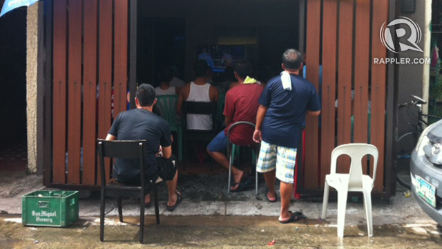 ANOTHE WAY TO GET FIT. People watch the Pacquiao-Rios fight in a garage turned viewing area in Tandang Sora, Quezon City, 24 Nov 2013. KD Suarez/Rappler