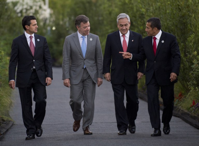 PACIFIC BLOC. Mexican President Enrique Pena Nieto, Colombian President Juan Manuel Santos, Chilean President Sebastian Pinera and Peruvian President Ollanta Humala walk together after holding a meeting of the Pacific Alliance - a trade association between the four countries - during the Latin American and Caribbean States (CELAC) in Santiago, on January 27, 2013. AFP PHOTO / MARTIN BERNETTI