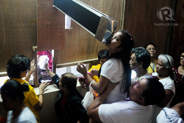 CLOSE TO THEIR HEART. Before the annual procession, devotees line up for 9 hours for the 'pahalik,' to kiss the image of the Black Nazarene. Photo by Leanne Jazul/Rappler