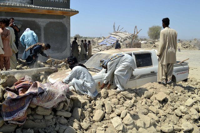 AFTERMATH. People affected by the earthquake sift through the rubble of their destroyed homes in Awaran, Balochistan province, Balochistan province, Pakistan, 25 September 2013. EPA/Musa Farman
