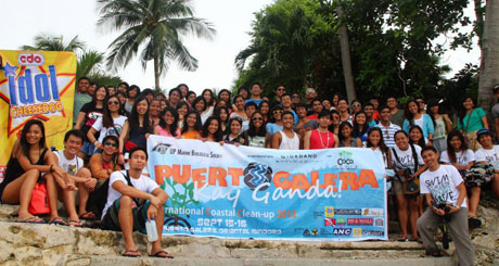 UP MBS members, alumni and guests struck a pose right before they left the island. Photo by Patrick Ostrea