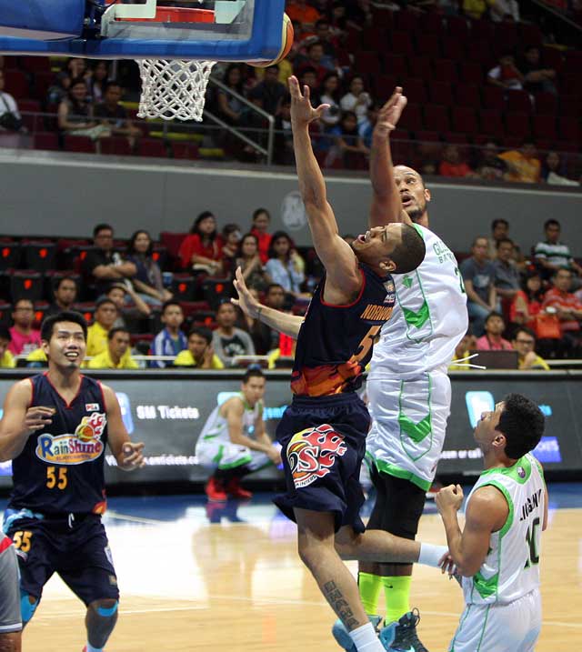 UNDENIABLE. Rain or Shine's Gabe Norwood puts up a shot over Kelly Nabong of GlobalPort en route to victory. Photo by KC Cruz/PBA Images 