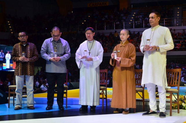 'ASSISI REVISITED.' Representatives from various faiths gather to discuss love and forgiveness. Photo by Noli Yamsuan from the Archdiocese of Manila's website