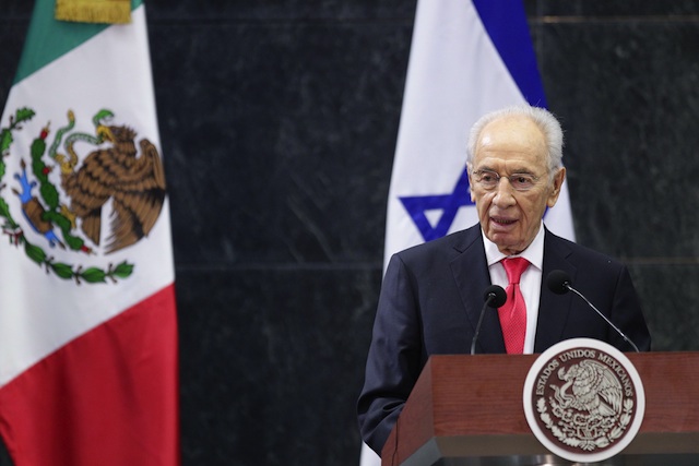 PEACE 'URGENT.' Israeli president Simon Peres speaks during a press conference with his Mexican counterpart Enrique Peña Nieto (not pictured) at the presidential official residence Los Piños en Mexico City, Mexico, 27 November 2013. EPA/José Méndez