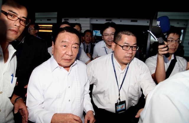 CROSS-STRAIT APOLOGY. Amadeo Perez (C) chairman of the Manila Economic and Cultural Office, arrives at the Taoyuan International Airport outside Taipei, Taiwan, 08 August 2013, as envoy of President Benigno Aquino III, to apologies to the family of Taiwan fisherman Hung Shih-Cheng who was killed on 09 May by Philippine Coast Guard (PCG). Photo by EPA/David Chang