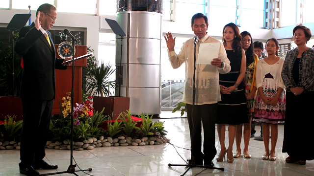ENERGY CHIEF. President Aquino swears in incoming Energy Secretary Carlos Jericho Petilla during a ceremony at the Departure Area of NAIA Terminal 2. Photo by Malacañang