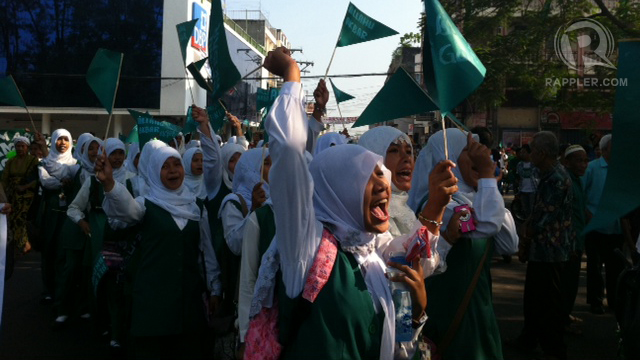 Muslim children join a parade in Cotabato supporting the signing of the framework for peace. Photo by Ferdinandh Cabrera