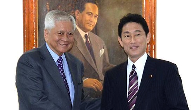 ALLIES. Del Rosario and Japanese foreign minister Fumio Kishida pose before the start of their bilateral meeting on January 10 in Manila. Photo courtesy of DFA