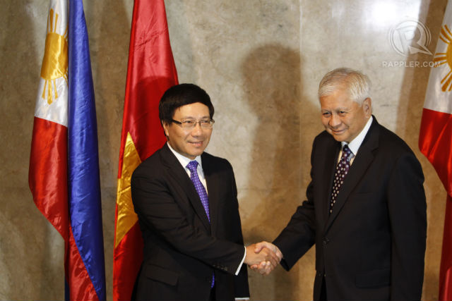 VIETNAM'S SUPPORT. Vietnamese Foreign Minister Pham Binh Minh meets with Philippine Foreign Secretary Albert del Rosario on August 1. Photo by Arcel Cometa