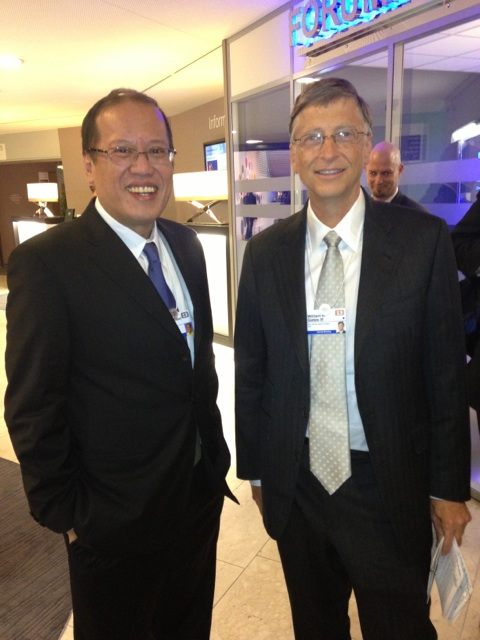 CHANCE MEETING. President Aquino and the world's second richest man, Bill Gates, briefly met and chatted on the sidelines of the World Economic Forum in Davos, Switzerland. Finance Secretary Cesar Purisima took a picture of the two and posted this on Twitter  