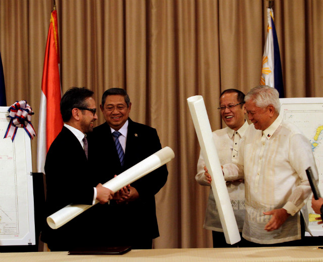 HISTORIC DEAL. Indonesian Foreign Minister Marty Natalegawa (left) and Philippine Foreign Secretary Albert del Rosario (right) finish signing a historic maritime deal between their countries. Behind them, Indonesian President Susilo Bambang Yudhoyono and Philippine President Benigno Aquino III witness the signing. Photo by Rey Baniquet/PCOO/Malacañang Photo Bureau 