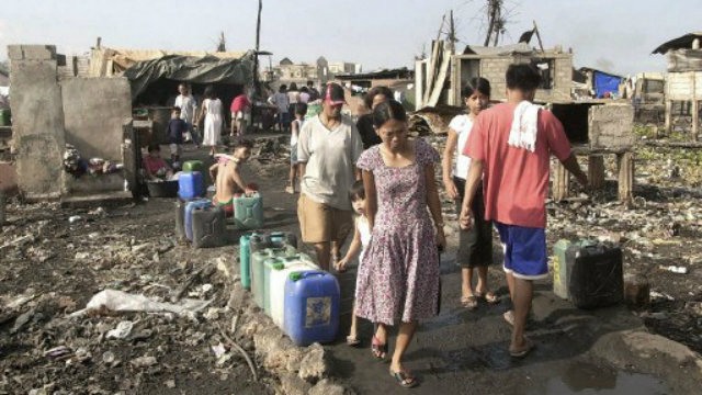 INFORMAL SETTLERS. The government intends to relocate 100,000 slum dwellers living along major waterways before the typhoon season begins. Photo by AFP. 
