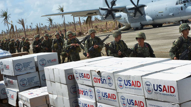 COORDINATING AID. Philippine soldiers arrive for security at Guiuan Airport on November 21, 2013. Mark Ralston/AFP PHOTO