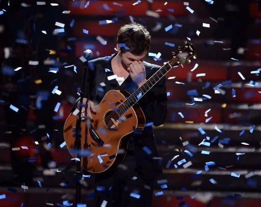 WINNER. Phillip Phillips performs onstage during Fox's "American Idol 2012" results show at Nokia Theatre L.A. (Photo from AFP)