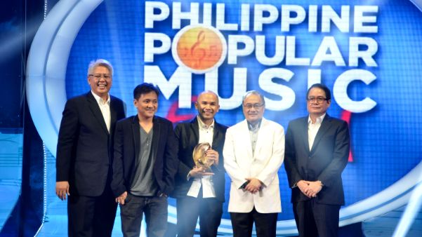 1st RUNNER-UP TOTO SORIOSO (3rd from left) with Ryan Cayabyab, Ebe Dancel (interpreter), Manny V. Pangilinan and Ricky P. Vargas. Photo courtesy of DDB