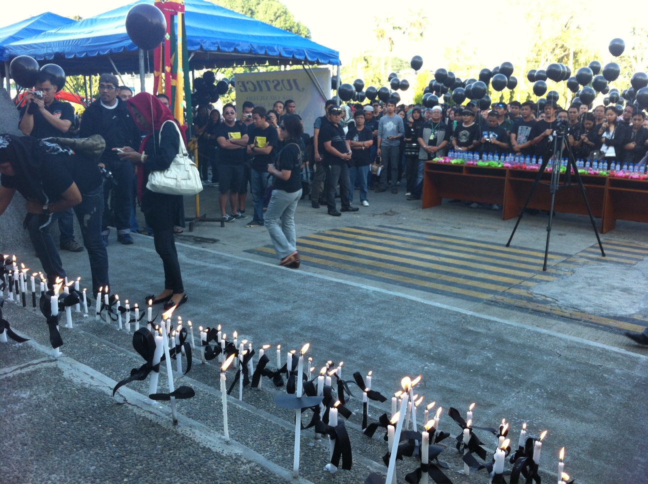 REMEMBERING THE DEAD. Media men and government employees in ARMM gather to remember the victims of the Maguindanao massacre. Photo by Ferdinandh Cabrera.