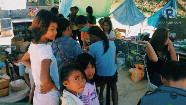 EVACUATION. Residents of Clarin in Bohol come together in an evacuation center. Photo by Franz Lopez/Rappler