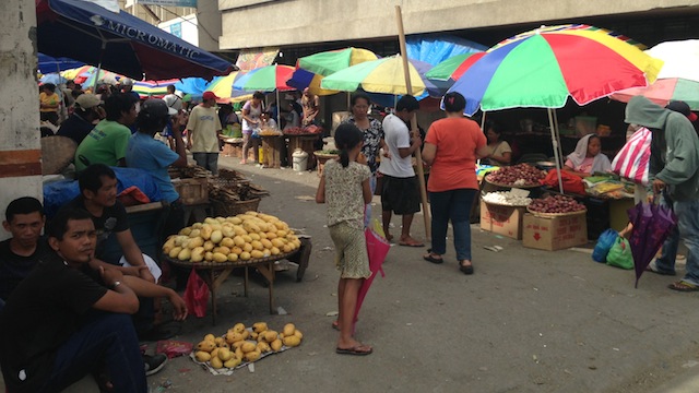BUSINESS RESUMES: Vendors crowd a small marketplace. Photo by Carmela Fonbuena/Rappler