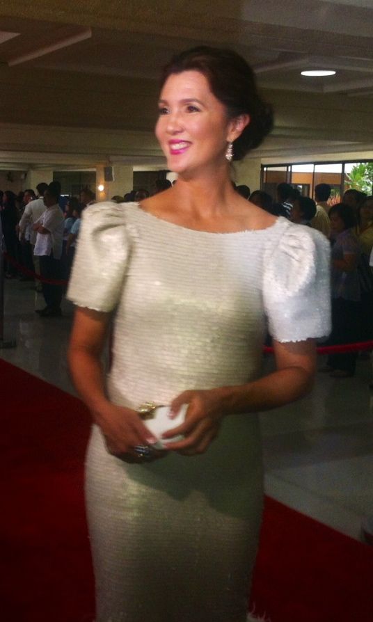 SEN. PIA CAYETANO wore a 1920s-inspired, champagne Filipiniana. It was modernized with embelishments like feathers on layered tulle. Photo by Voltaire Tupaz