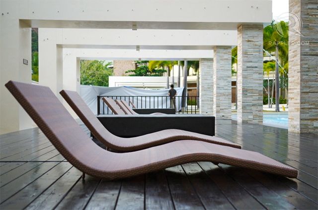 Modern woven lounge chairs are the perfect accent pieces to put beside the pool