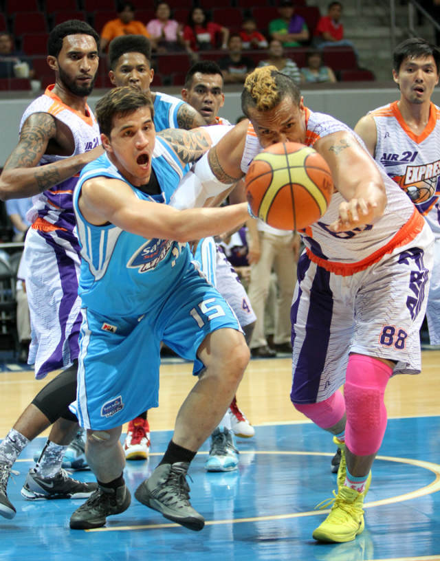 MAD RUSH. Marc Pingris of San Mig Super Coffee Mixers and Asi Taulava of Air21 Express go for a loose ball during a heated game on Saturday, Jan. 11 at Mall of Asia Arena. San Mig Coffee won the game 67-60, eliminating Air21 from Philippine Cup contention. Photo by Nuki Sabio/PBA Images