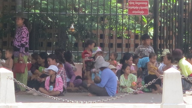 HOPING FOR CURE. Parents and children line up for hours to avail of free medical treatment at the Kantha Bopha Children's Hospital in Phnom Penh. Photo by Paul John Cana