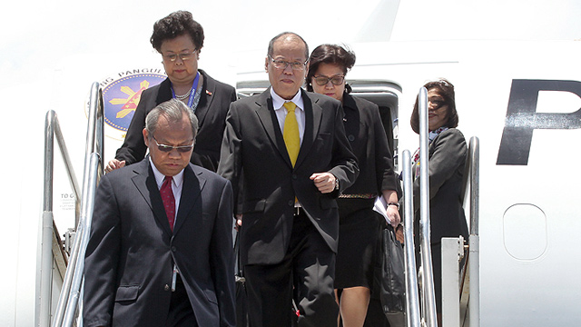 APEC INCIDENT. A Hong Kong journalist was expelled from the APEC summit in Bali, Indonesia for shouting at Philippine President Benigno Aquino III. In this file photo, Aquino arrives in Bali, Indonesia October 6, 2013. Photo courtesy Malacañang Photo Bureau