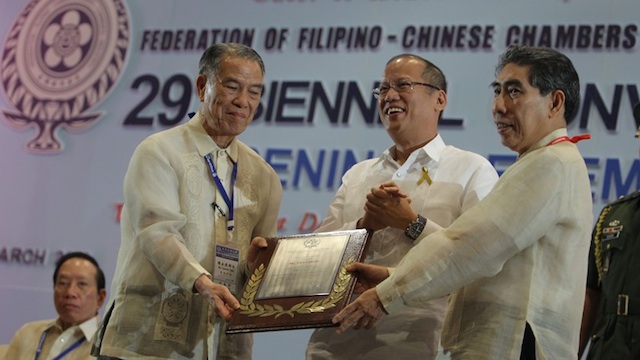 PAY TAXES. President Benigno Aquino III witnesses the presentation of Plaque of Recognition to outgoing Federation of Filipino-Chinese Chambers of Commerce and Industry, Inc. (FFCCCII) president Tan Ching presented by FFCCCII chairman emeritus Lucio Tan on March 22, 2013. Photo by Gil Nartea / Malacañang Photo Bureau