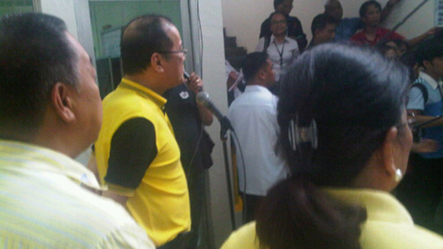 'NO STANDOFF.' President Aquino says contrary to the Garcias' statement, there is no standoff in Cebu because Acting Governor Agnes Magpale (rightmost) is carrying out her duties. Also with Aquino in the photo is LP gubernatorial bet Junjun Davide (leftmost). Photo by Presidential Spokesperson Edwin Lacierda 