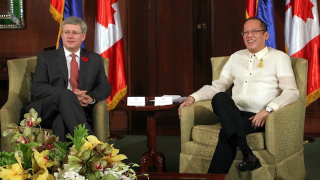 MILITARY DEAL. President Benigno Aquino III exchanges pleasantries with Canadian Prime Minister Stephen Harper in Malacañang Palace on November 10, 2012. Photo by Gil Nartea / Malacañang Photo Bureau