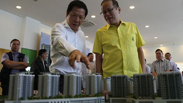 MACTAN NEWTOWN. President Benigno S. Aquino III looks at the Mactan Newtown scale model presented by Megaworld chairman and chief executive officer Andrew Tan during the Mactan Newtown grand launch