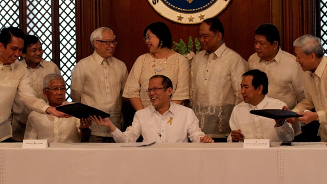 MORE POWER. President Aquino at the ceremonial signing for a power generation facility in Misamis Oriental. Courtesy of Malacanang Photo Bureau 