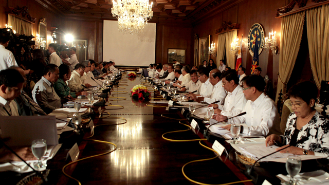 'OPPOSING VIEWS.' Aquino says his Cabinet will discuss today opposing views on how to deal with China in the dispute over Scarborough Shoal. Photo by Malacañang Photo Bureau 