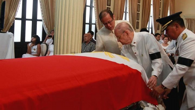 EVERYDAY HERO. President Aquino evens the Philippine flag draping the casket of Robredo during the wake in Malacañang last Friday, August 24. Photo by Malacañang Photo Bureau 