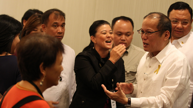 MEET THE PRESS. President Aquino talks with Rappler's Chay Hofileña and Marites Vitug, and Inquirer's Sandy Prieto-Romualdez. Photo by Malacañang Photo Bureau 
