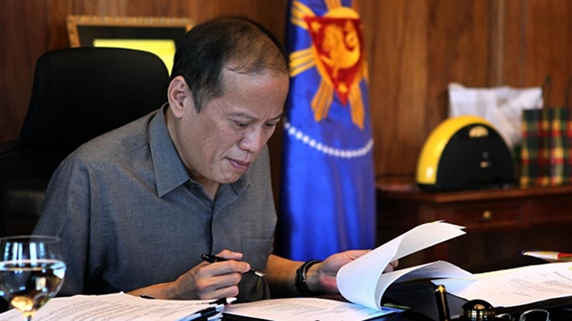NEEDS IMPROVEMENT. Observers say President Aquino has a solid record in fighting corruption but there is more work to be done to deliver his other campaign promises. File photo by Gil Nartea/Malacañang Photo Bureau 