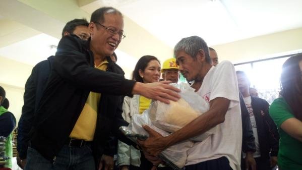 NEEDED AID. President Aquino distributes relief goods to evacuees in Nangka, Marikina. Photo by PCDSPO 