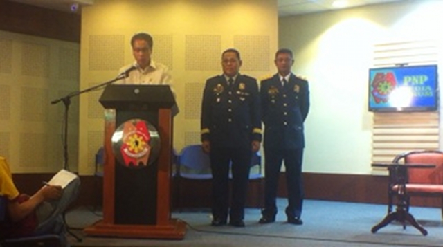 FULL EFFORT. Interior Secretary Mar Roxas announced the findings of the Philippine National Police on the Quezon shooting on Wednesday, January 9, along with PNP chief Alan Purisima and Chief Supt. Frederico Castro. Photo by Natashya Gutierrez.