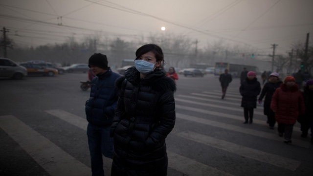 TOXIC. Pollution levels are dangerously high in Beijing on January 12 as smog descends on the city. AFP photo
